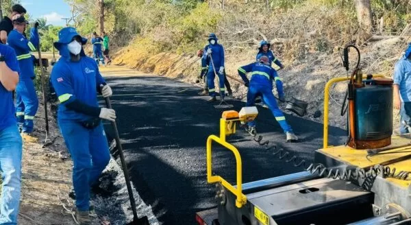 Prefeitura de Valença inicia asfalto na Ladeira Grande do Gereba e encurta viagem da zona rural em 27 quilômetros