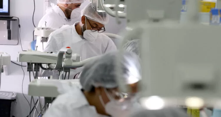 Mais de 250 profissionais são convocados para reforçar a assistência à saúde na Bahia.