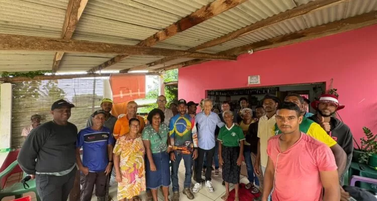 Prefeito Marcos Medrado visita comunidades da Colônia e Capela, no Orobó, verifica estradas e escolas e autoriza melhorias